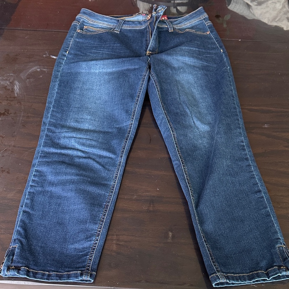 MAKERS
Lucian Ankle Zip Capri Skinny Jean